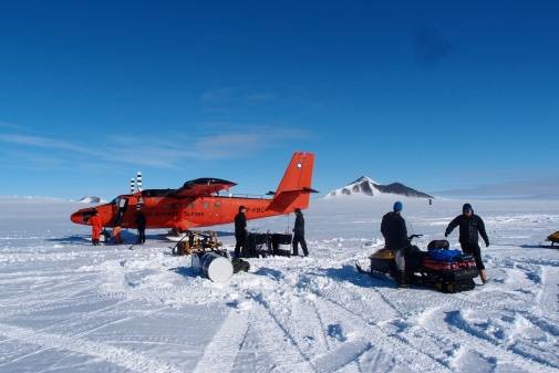 Refuelling at Sky Blu (Arne Olesen)
